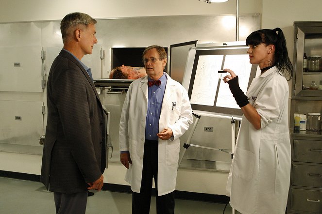 NCIS: Naval Criminal Investigative Service - Outlaws and In-Laws - Photos - Mark Harmon, David McCallum, Pauley Perrette