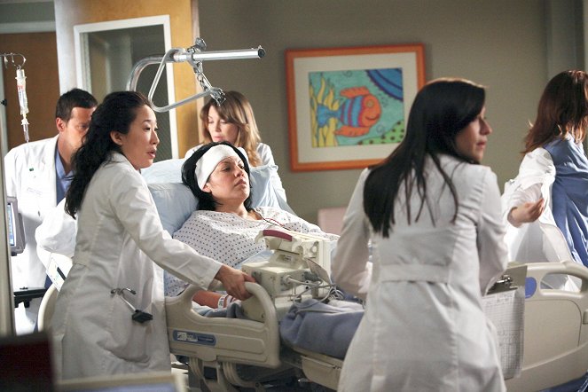 Chirurgové - Dlouhá cesta zpátky - Z filmu - Sandra Oh, Ellen Pompeo, Sara Ramirez, Chyler Leigh