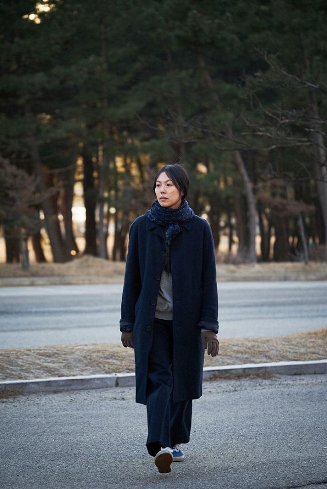 En la playa sola de noche - De la película - Min-hee Kim