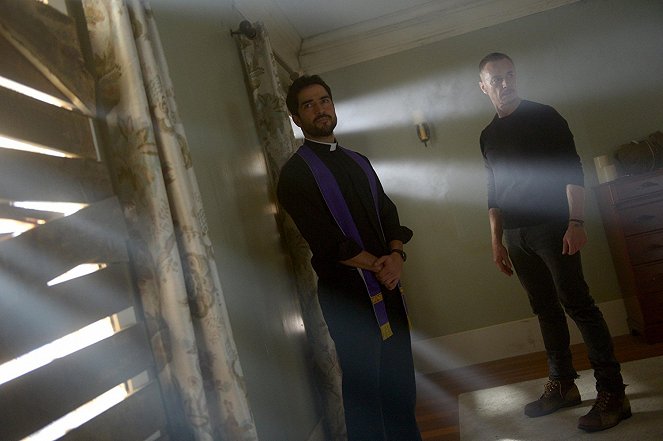 The Exorcist - Help Me - Van film - Alfonso Herrera, Ben Daniels