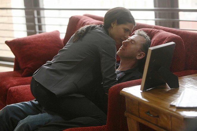 Lie to Me - Season 3 - Killer App - Photos - Monique Gabriela Curnen, Tim Roth