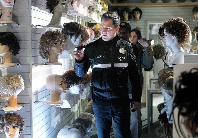 CSI: Crime Scene Investigation - Vestidas para morir - De la película - George Eads