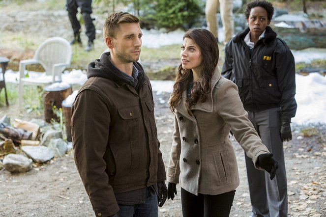 Debbie Macomber's Dashing Through the Snow - Photos - Andrew W. Walker, Meghan Ory