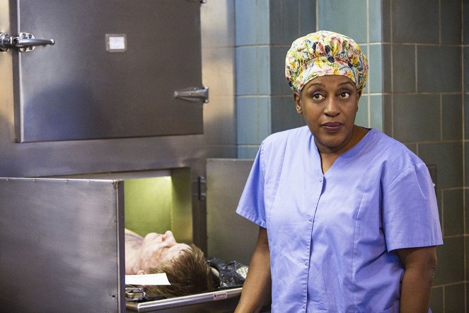 NCIS: New Orleans - Season 2 - Insane in the Membrane - Photos - CCH Pounder