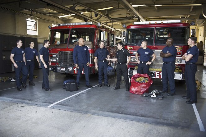 Agenci NCIS: Los Angeles - Nie ma dymu bez ognia - Z filmu - LL Cool J, Chris O'Donnell, David Barrera, Jason Sims-Prewitt