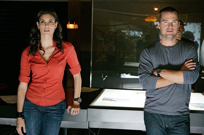 NCIS: Los Angeles - Season 1 - Identity - De la película - Daniela Ruah, Chris O'Donnell