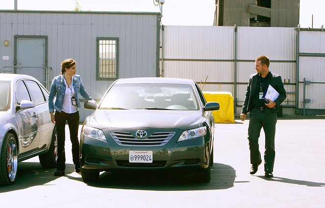 NCIS: Los Angeles - Season 1 - Pushback - Photos - Daniela Ruah, Chris O'Donnell