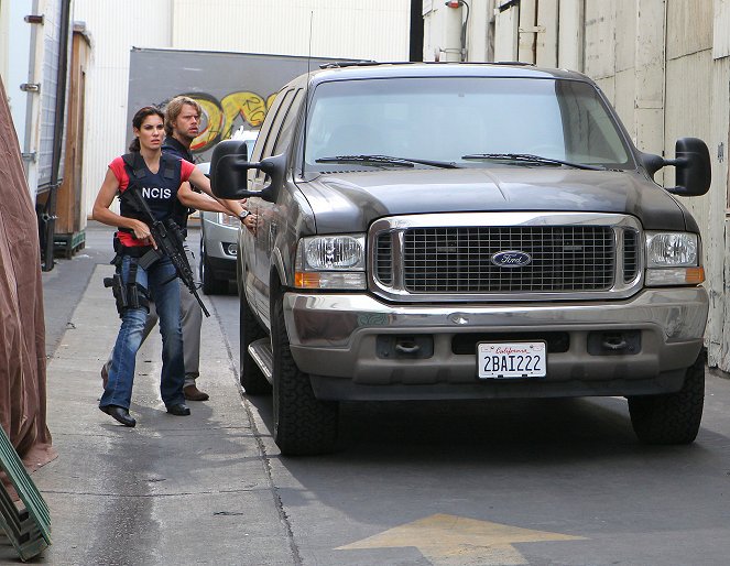 NCIS: Los Angeles - Black Widow - Van film - Daniela Ruah, Eric Christian Olsen