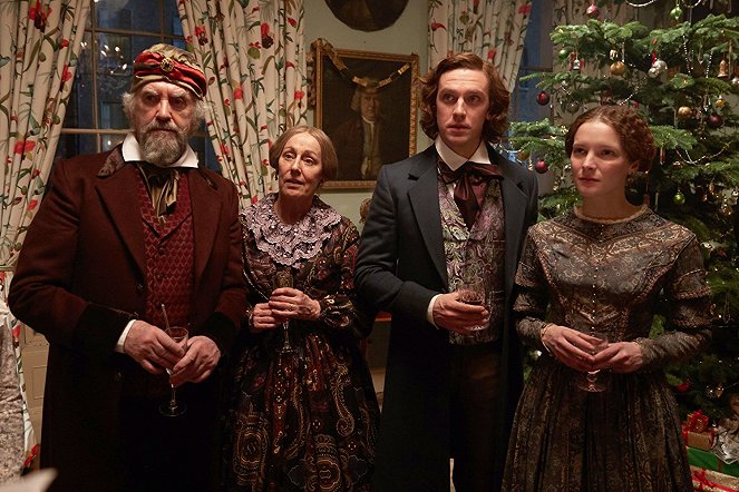 Charles Dickens: Der Mann, der Weihnachten erfand - Filmfotos - Jonathan Pryce, Ger Ryan, Dan Stevens, Morfydd Clark