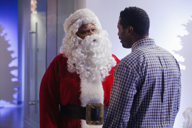 Black-ish - Black Santa/White Christmas - Photos - Anthony Anderson