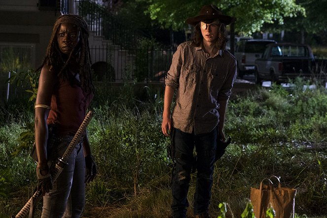 The Walking Dead - Season 8 - Ennek így kell lennie - Filmfotók - Danai Gurira, Chandler Riggs