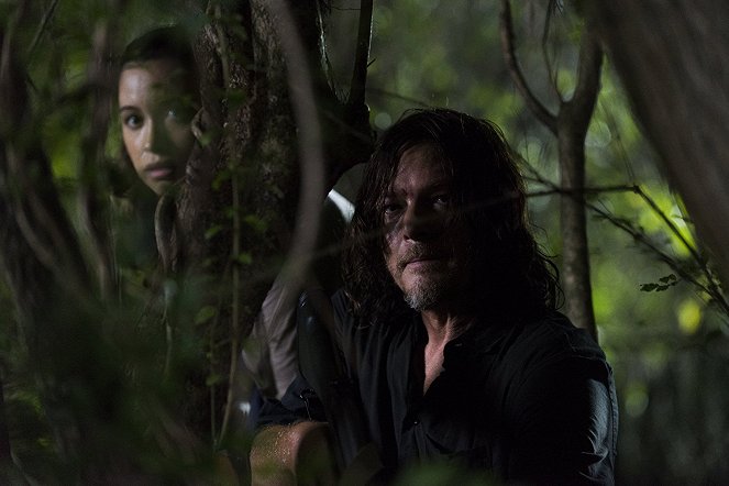 The Walking Dead - Season 8 - Ennek így kell lennie - Filmfotók - Christian Serratos, Norman Reedus
