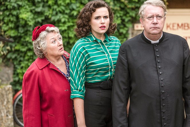 Father Brown - The Fire in the Sky - Van film - Sorcha Cusack, Emer Kenny, Mark Williams