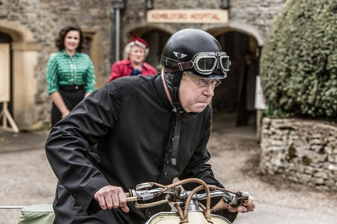 Father Brown - The Fire in the Sky - Photos - Emer Kenny, Sorcha Cusack, Mark Williams