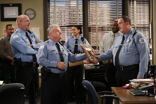 Mike & Molly - Cops on the Rocks - Photos - Eric Allan Kramer, Jack McGee, Billy Gardell