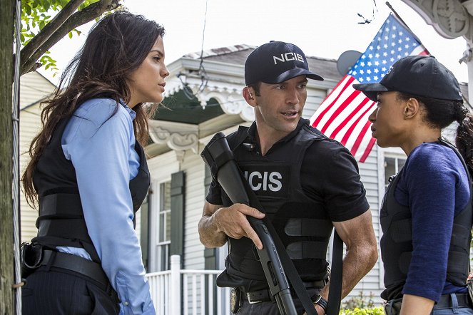 NCIS: New Orleans - Season 3 - Suspicious Minds - Van film - Vanessa Ferlito, Scott Bakula, Shalita Grant