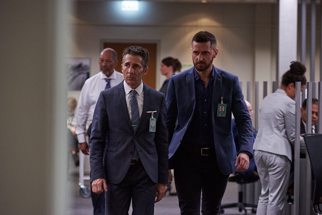 Berlin Station - Right and Wrong - Photos - Leland Orser, Richard Armitage