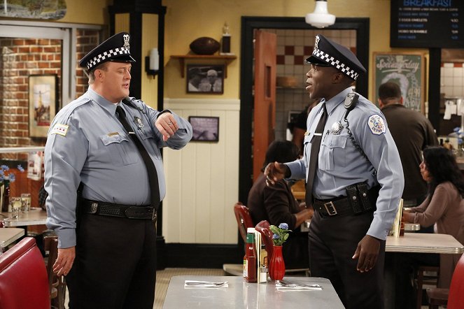 Mike & Molly - Season 6 - One Small Step for Mike - Z filmu - Billy Gardell, Reno Wilson