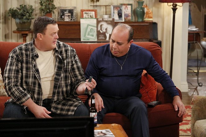 Mike & Molly - Season 6 - One Small Step for Mike - Photos - Billy Gardell, Louis Mustillo