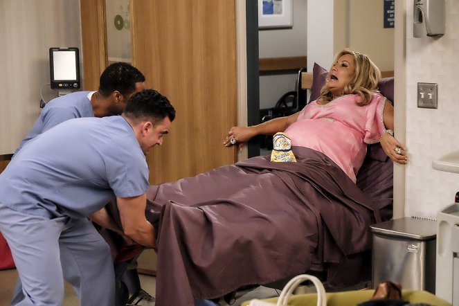 2 Broke Girls - And the Two Openings: Part Two - Van film - Jennifer Coolidge