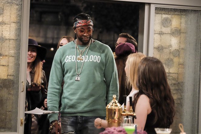 2 Broke Girls - And the Two Openings: Part Two - Van film - 2 Chainz