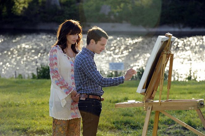 Wilfred - Service - Photos - Mary Steenburgen, Elijah Wood