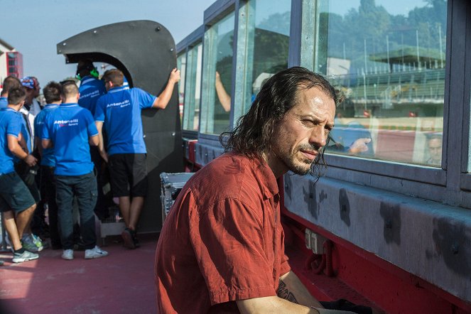 Veloce Come Il Vento - Giulias großes Rennen - Filmfotos - Stefano Accorsi