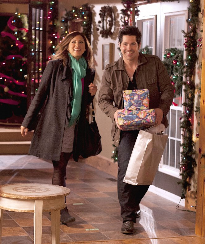 Finding Christmas - Z filmu - Cristina Rosato, J.T. Hodges