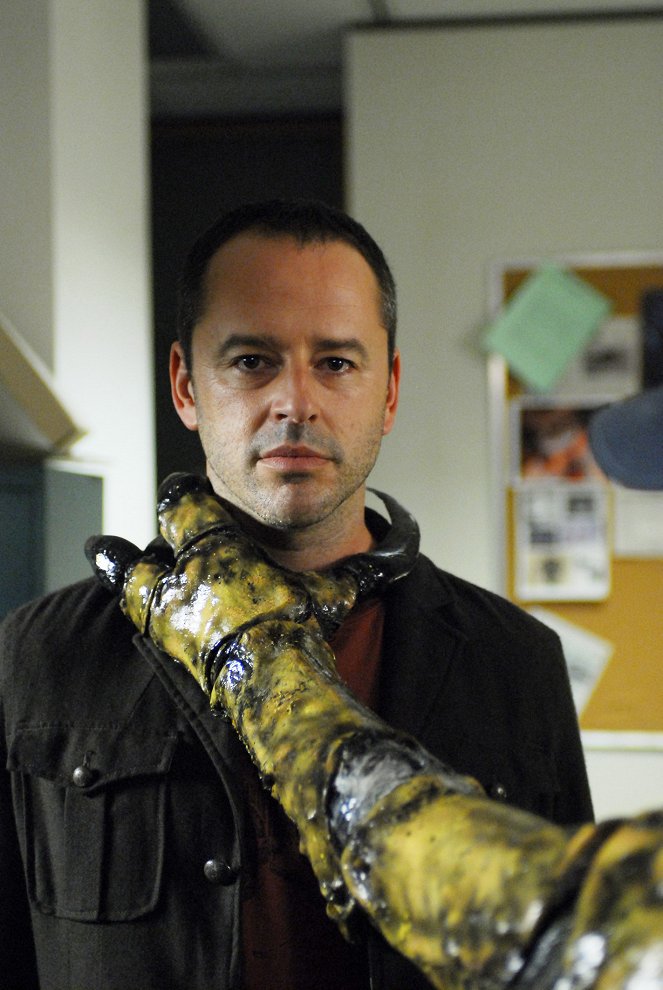 Infected - Promoción - Gil Bellows