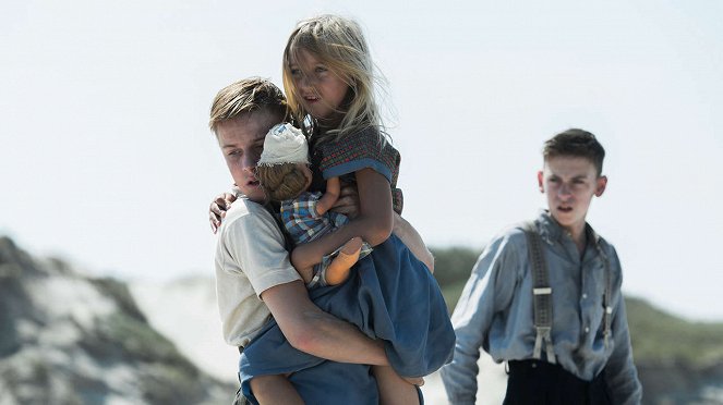 Land of Mine (Bajo la arena) - De la película - Zoe Zandvliet, Emil Belton