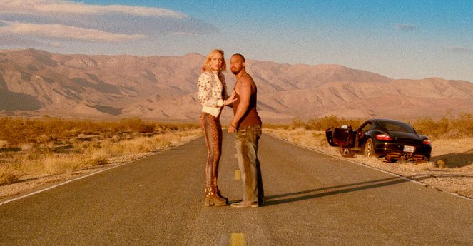 It Stains the Sands Red - Do filme - Brittany Allen, Merwin Mondesir