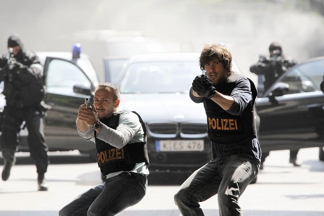 Alarm für Cobra 11 - Die Autobahnpolizei - Season 15 - Toter Bruder - Filmfotos - Erdogan Atalay, Tom Beck