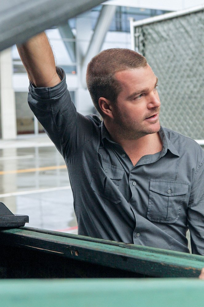 NCIS: Los Angeles - The Gold Standard - Van film - Chris O'Donnell