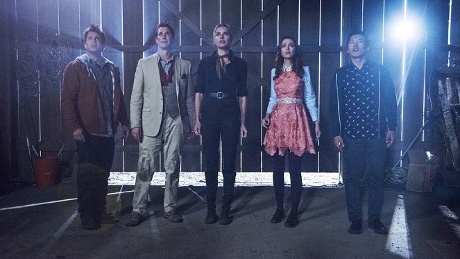 The Librarians - Season 4 - And the Dark Secret - Van film - Christian Kane, Noah Wyle, Rebecca Romijn, Lindy Booth, John Harlan Kim