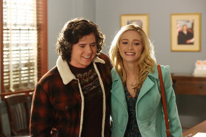 The Middle - A Very Marry Christmas - Photos - Charlie McDermott, Greer Grammer