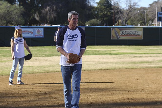 The Middle - Swing and a Miss - Photos - Greg Cipes, Neil Flynn