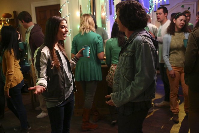 The Middle - Exes and Ohhhs - Van film - Gia Mantegna, Charlie McDermott