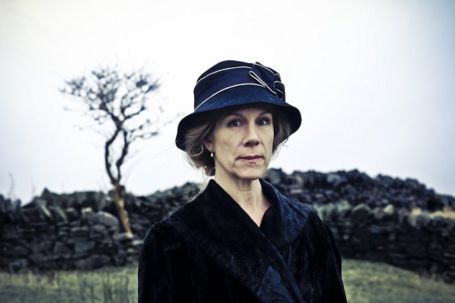 The Village - Season 1 - Promoción - Juliet Stevenson