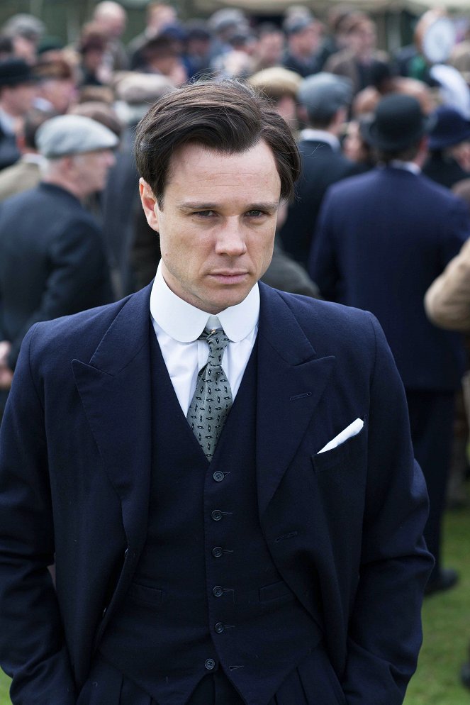 The Village - Season 2 - Promoción - Rupert Evans