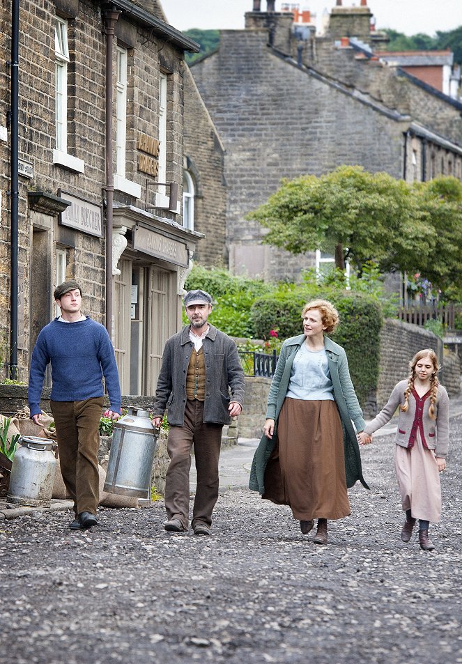 The Village - Season 2 - Promoción - John Simm, Maxine Peake