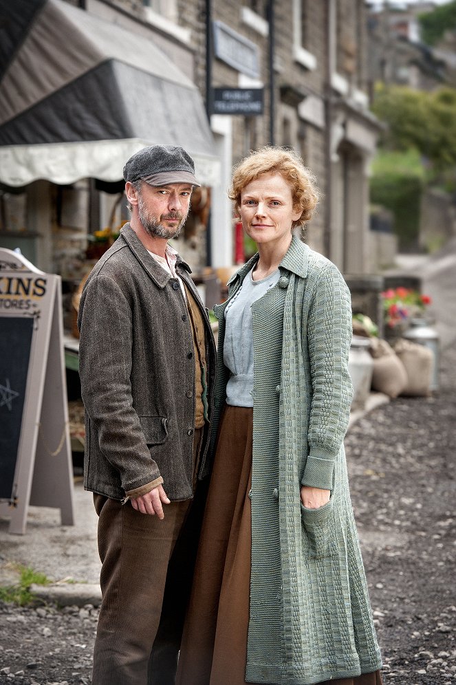 Kotikylä - Season 2 - Promokuvat - John Simm, Maxine Peake