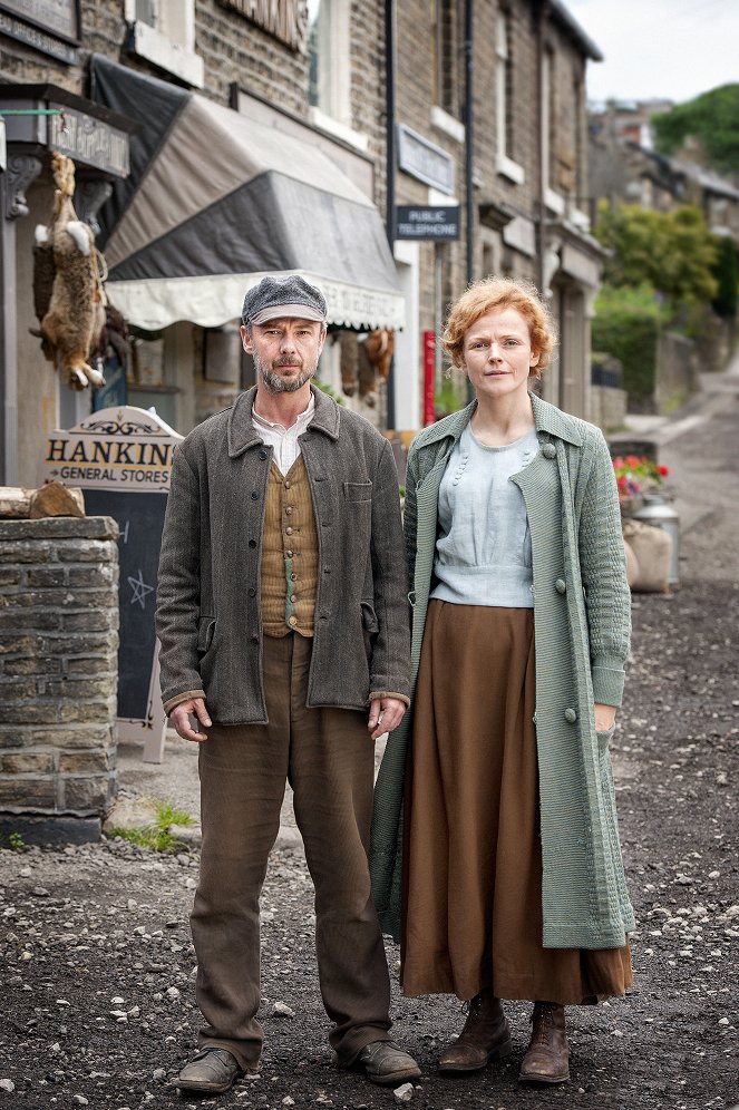 The Village - Season 2 - Promoción - John Simm, Maxine Peake