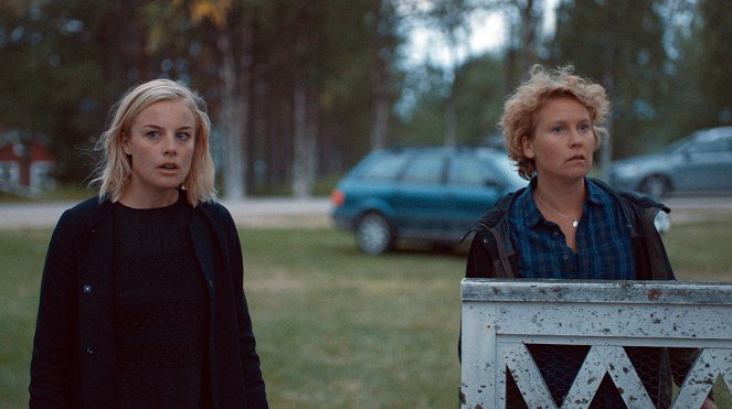 Åsa Larssons Rebecka Martinsson - Det blod som spillts del 1 - Filmfotók - Ida Engvoll, Eva Melander