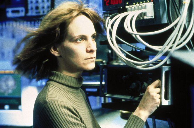 The Outer Limits - Season 2 - A Stitch in Time - Photos - Amanda Plummer