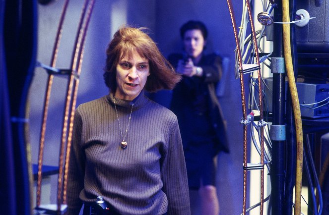 The Outer Limits - Season 2 - A Stitch in Time - Photos - Amanda Plummer