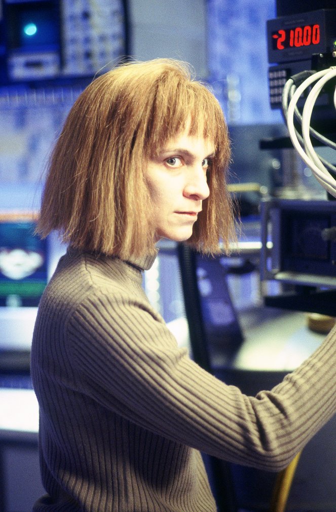 The Outer Limits - Season 2 - A Stitch in Time - Photos - Amanda Plummer