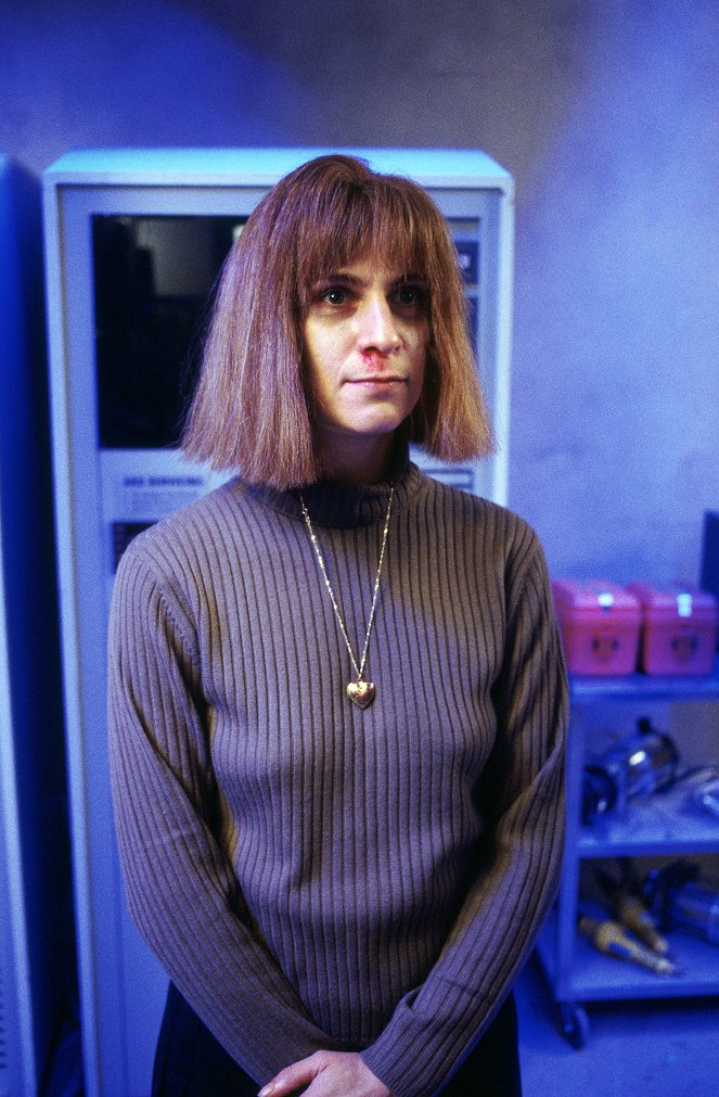 The Outer Limits - Season 2 - A Stitch in Time - Photos - Amanda Plummer