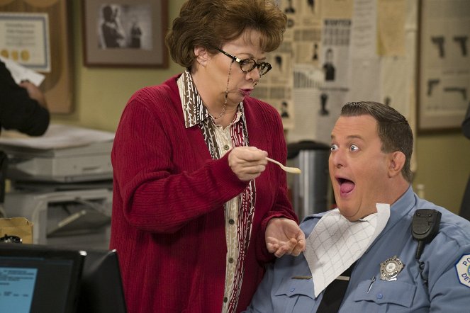 Mike & Molly - Weekend with Birdie - Photos - Rondi Reed, Billy Gardell
