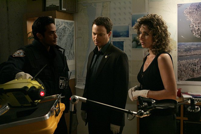 CSI: NY - Season 4 - The Deep - Photos - Gary Sinise, Melina Kanakaredes