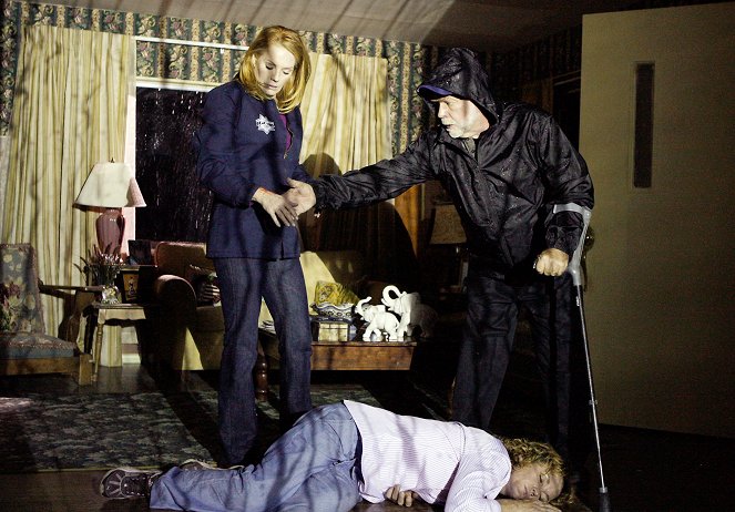 CSI: Crime Scene Investigation - The Gone Dead Train - Photos - Marg Helgenberger, Robert David Hall